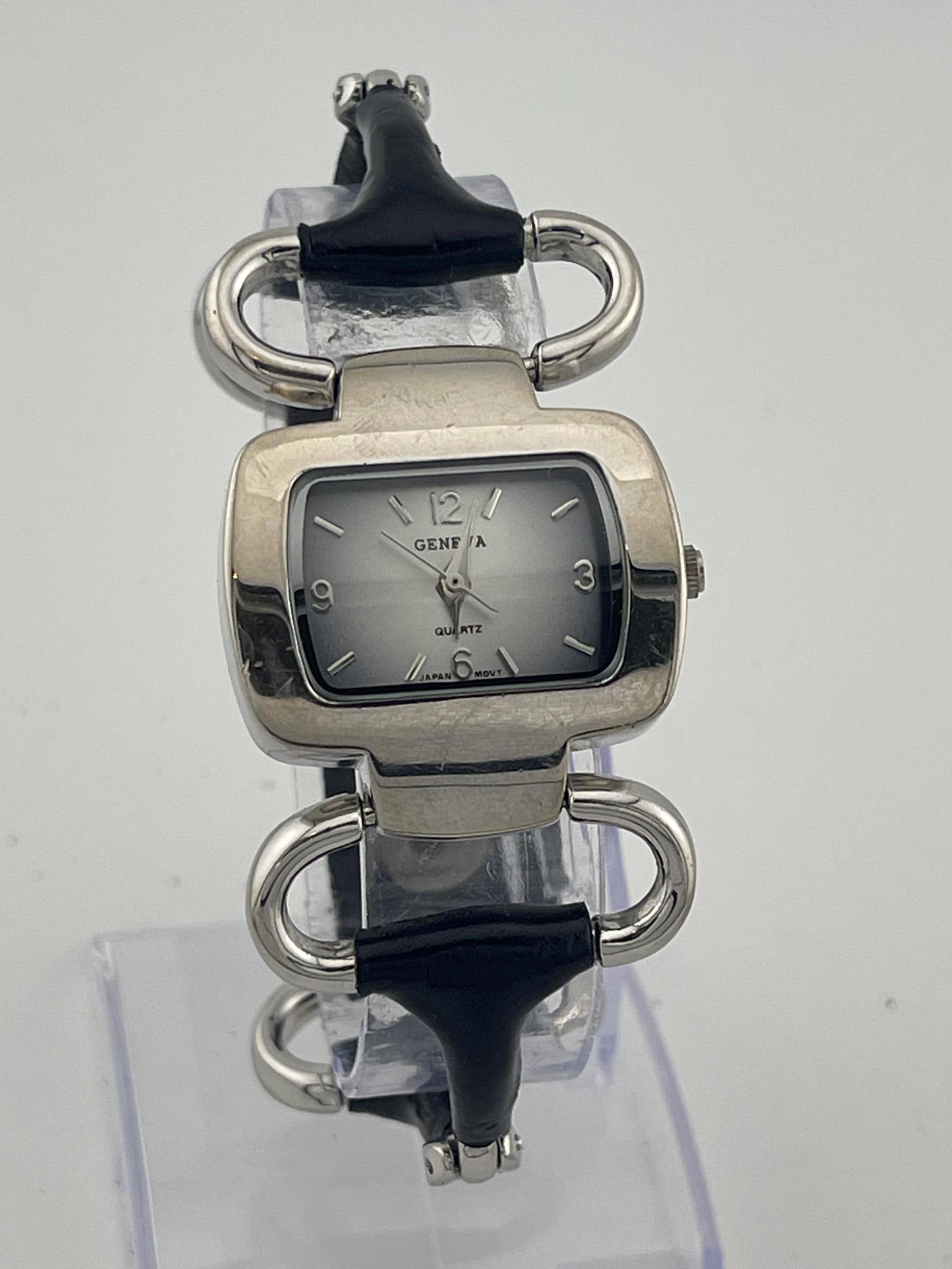 DOUBLE SIGNED Geneva オークションカタログ Geneva Analog Horsebit Wristwatch 1306 – Japan Movt – Rectangular