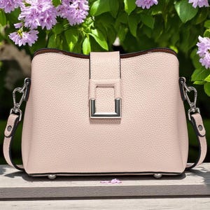 Echtleder Beuteltasche: Weiße Schultertasche mit silberfarbener Hardware