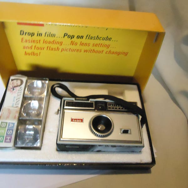 Vintage Kodak Instamatic 104 Outfit Camera With Box, collectable