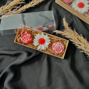 Candele di soia a forma di fiore in confezione regalo - Bomboniere per invitati a nozze - Bomboniere per addio al nubilato - Regali per damigelle d'onore - Set di margherite e peonie fatte a mano