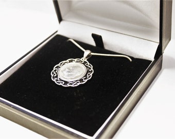 Regalo de cumpleaños de 1984 - Colgante de moneda de 1984 - Incluye cadena de serpiente y caja de presentación - 100% de satisfacción