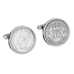 Puede incluir: Gemelos de plata con una moneda británica de seis peniques de 1950 con el perfil del rey Jorge VI en un lado y el escudo real en el otro.