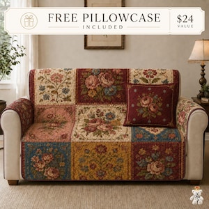 Könnte beinhalten: Ein gesteppter Sofabezug mit einem Patchwork-Design aus Blumenmustern in Rot-, Blau-, Gelb- und Cremetönen. Der Bezug enthält ein passendes quadratisches Zierkissen auf der Sitzfläche mit einem cremefarbenen Rand und einer gesteppten Textur.