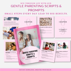 Op de afbeelding: Een roze boek getiteld "Gentle Parenting Scripts & Prompts" met een foto van een moeder en dochter. Rondom het boek zijn roze pagina's met tekst en afbeeldingen, waaronder de woorden "Fear" en "Chapter". De tekst luidt "Win Through Life With Our Gentle Parenting Scripts & Prompts."
