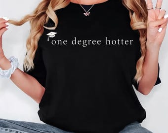 One Degree Hotter卒業記念シャツ、面白い卒業生シャツ、大学卒業記念Tシャツ、シニアギフト、卒業パーティーシャツ、大学学位Tシャツ