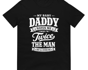 「パパは私を嫌う。だって私は彼の2倍の男だから」Tシャツ、面白いベビーママへのギフト、生意気な関係グラフィックTシャツ
