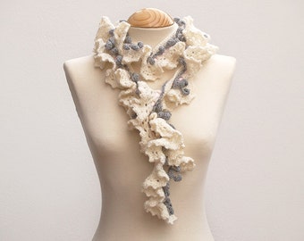 Weißer Schal, weißer und grauer Häkelschal, rosa Schal, leichter Schal, rosa und grau, romantisches Accessoire, schöner Schal, gehäkelt weiß