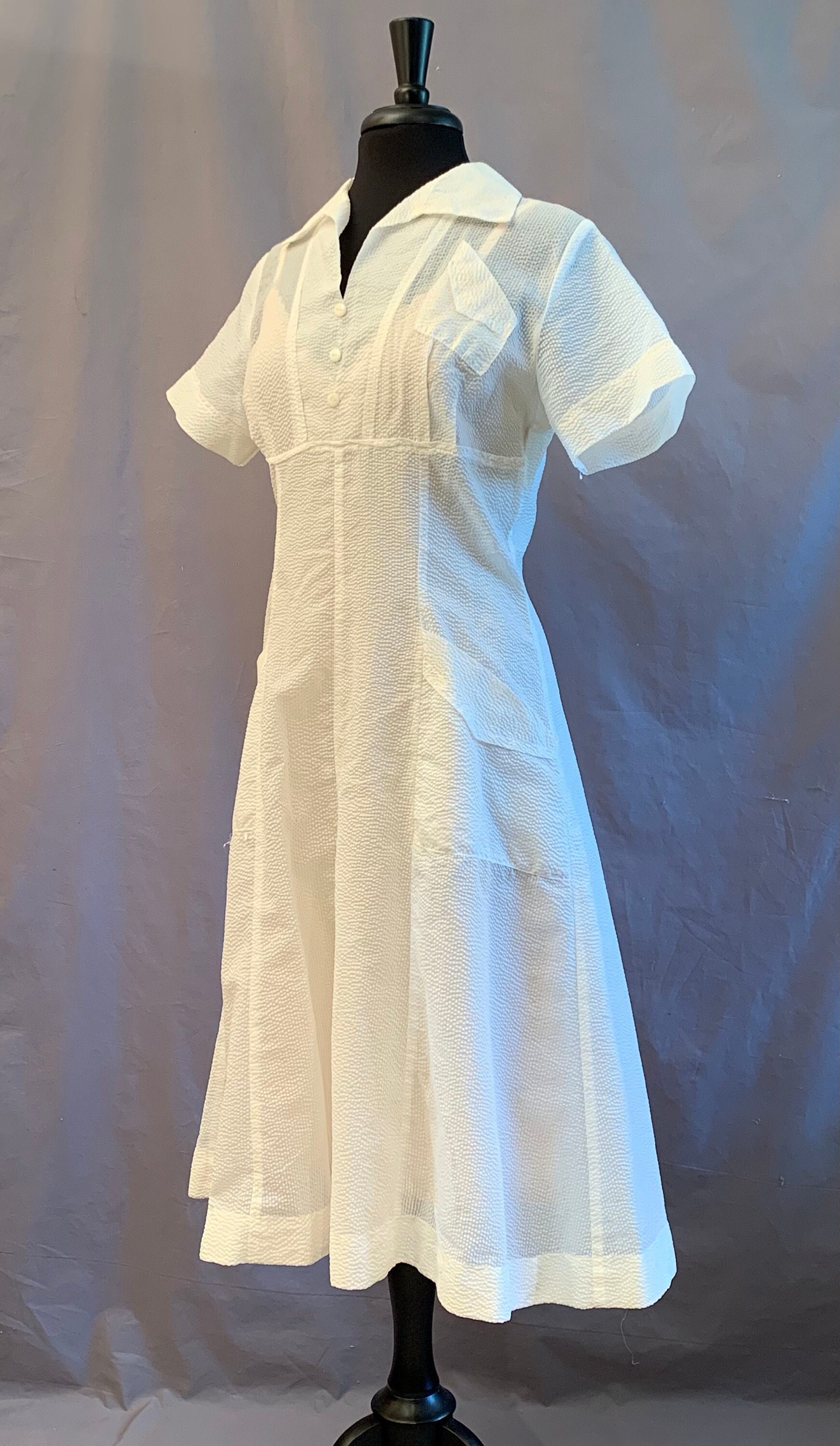 Divisa da cameriera vintage in seersucker degli anni '50, carina