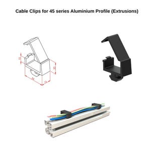 以下が含まれることがあります： 45 シリーズアルミプロファイル用の黒いケーブルクリップ。クリップは幅 4 cm、高さ 2.5 cm、長さ 8.6 cm です。画像は、白いアルミプロファイルにクリップが取り付けられ、ワイヤーが通っている様子を示しています。