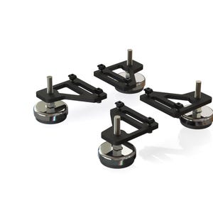 Puede incluir: Cuatro soportes negros angulares con postes cilíndricos plateados y bases circulares. Los soportes están dispuestos en una formación cuadrada, cada uno con un poste que se extiende hacia arriba. Las bases parecen metálicas.