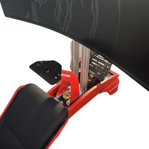 Può includere: Un monitor di computer nero curvo montato su un telaio di sedia da gioco rosso e nero. Il telaio ha supporti argentati e un sedile nero. Il monitor è grande e ha un design elegante.