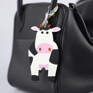 Kuh Taschenanhänger | Handgefertigte Chevre Leder Kuh Schlüsselanhänger | Süsser Bauernhof Tier Taschenanhänger | Gefleckte Kuh Zubehör | Skurriles Geschenk für sie