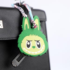 Labubu Gesicht Taschenanhänger | Handgemachte Chevre Leder Schlüsselanhänger | Niedliches Monster Geldbörse Zubehör | Skurriles Geschenk für Sie oder Ihn