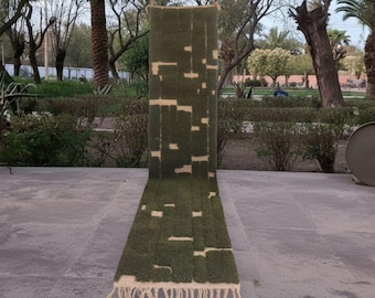 Tapete de lã marroquina feito à mão: design berbere verde-oliva