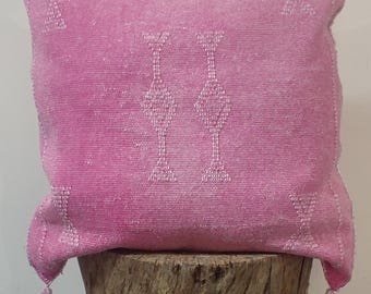 Cojín de seda rosa Sabra hecho a mano – Cojín lumbar de seda de cactus con bordado tribal