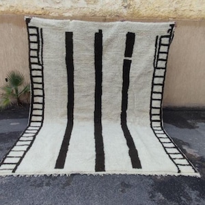 Tapis marocain fait main – blanc avec lignes noires | Authentique tapis en laine de l'Atlas | Commandes personnalisées + livraison gratuite disponible