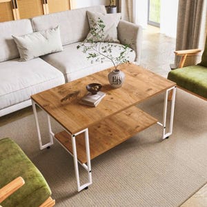 Table Basse Rectangulaire Nury – Double Plateau Bois Naturel – Pieds Métal Blanc Design Scandinave et Moderne