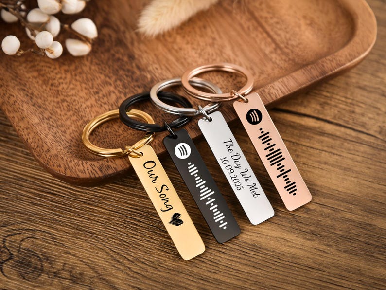 Four metal rectangular keychain