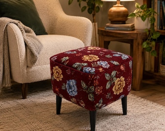 Handgefertigter Pouf-Hocker mit floralem Wandteppichmuster und Holzbeinen, burgunderroter gepolsterter Fußhocker, quadratische Akzentbank, Boho-Sitzbank fürs Wohnzimmer