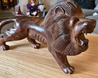 手彫りの木製ライオンとバッファローの彫刻：アフリカの野生動物アート