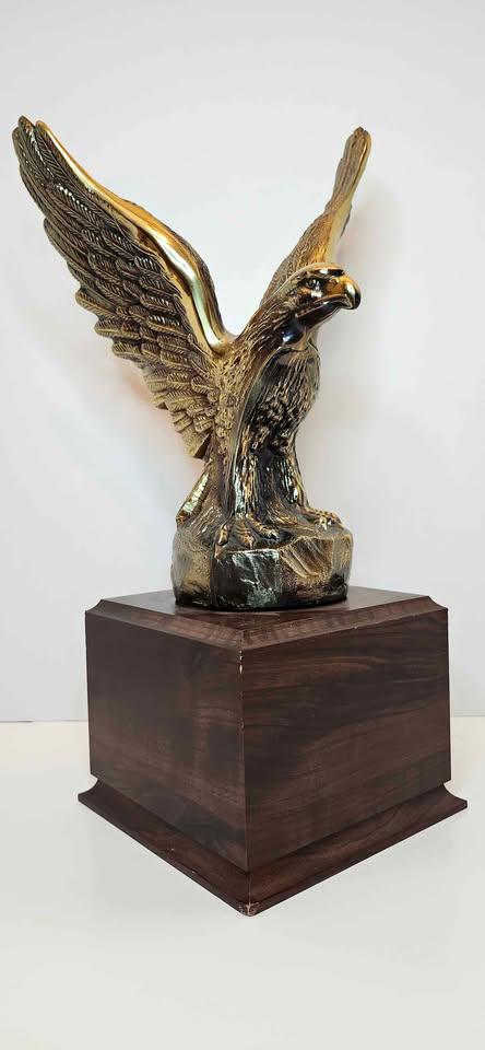 金属製 鷲の彫刻 木のベース 金属製 鷲の彫刻 木のベース 鷲の彫刻 金属製 木のベース