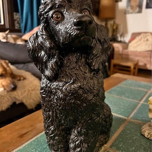ヴィンテージプードルの像、黒プードルの犬の彫刻、リアルな座り姿の置物、樹脂像、巻き毛のディテール、黒プードルの彫刻