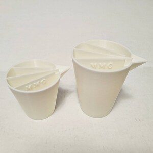 Premium Photo | Barista pouring coffee in plastic cup