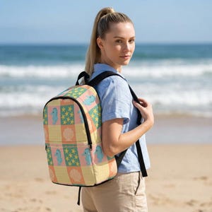 Mochila infantil con estampado de conchas marinas y diseño de caballitos de mar | Bolso infantil con estampado playero