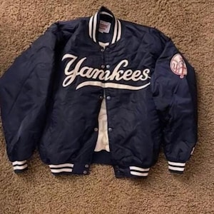 Kurtka sportowa NY Yankees Vintage 90s w kolorze niebieskim, satynowa, bomberka w stylu Varsity Jacket. Standardowa kurtka New York Yankees Retro Classic Rib Satin Varsity Jacket ...