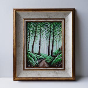 Pintura acrílica com vista para a floresta de pinheiros, arte emoldurada pequena, belas artes europeias, caminho na floresta, arte original de paisagem, arte de parede para sala de estar, vida rural