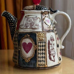 Teiera in ceramica esclusiva Alice nel Paese delle Meraviglie fatta a mano - Pezzo da collezione unico nel suo genere con semi di carte e personaggi dei libri di fiabe, funzionale