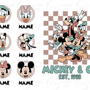 Puede incluir: Una colección de gráficos de personajes de Disney. Incluye a Pato Donald, Daisy, Goofy, Pluto, Mickey Mouse y Minnie Mouse. El texto "NAME" aparece debajo de cada personaje. También está presente la frase "MICKEY & CO EST. 1928".