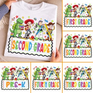 Può includere: Una t-shirt bianca con una grafica colorata dei personaggi di Toy Story, tra cui Rex, Jessie, Buzz Lightyear e Woody. I personaggi sono posizionati sopra un disegno di carta a righe con il testo multicolore Second Grade stampato.