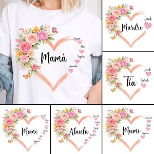 Könnte beinhalten: Weißes T-Shirt mit floralem Herzdesign, gefüllt mit rosa und gelben Rosen, Schmetterlingen und dem Wort "Mamá". Namen sind um das Herz angeordnet. Personalisierte Geschenkidee.