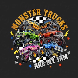 Op de afbeelding: Een grafisch ontwerp met verschillende kleurrijke monstertrucks met grote banden. De tekst "MONSTER TRUCKS ARE MY JAM" wordt weergegeven in een gestileerd lettertype, omringd door sterren, bliksemschichten en geblokte vlaggen op een zwarte achtergrond.
