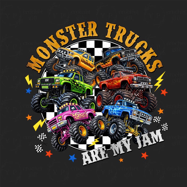 Op de afbeelding: Een grafisch ontwerp met verschillende kleurrijke monstertrucks met grote banden. De tekst "MONSTER TRUCKS ARE MY JAM" wordt weergegeven in een gestileerd lettertype, omringd door sterren, bliksemschichten en geblokte vlaggen op een zwarte achtergrond.