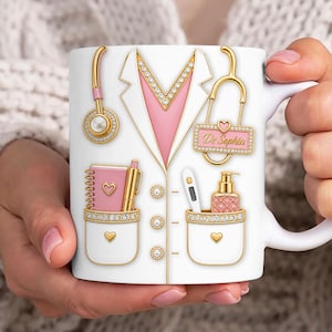 以下が含まれることがあります： 白セラミックマグカップ。医者のコートのデザイン、金色のアクセント、ピンク色のディテールが特徴です。デザインには聴診器、メモ帳、ペン、温度計、石鹸ディスペンサーが含まれています。マグカップには「Dr Sophia」という名前が書かれています。