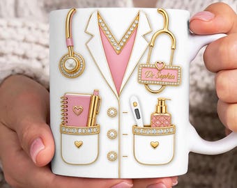 Può includere: Tazza in ceramica bianca con un design a camice da medico, dettagli dorati e rosa. Il design include uno stetoscopio, un blocco note, una penna, un termometro e un dosatore di sapone. La tazza ha il nome "Dr Sophia".