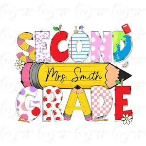 Può includere: Un design grafico colorato per un insegnante, con le parole "SECOND GRADE Mrs. Smith" in vari modelli e colori. Il design include una grande matita, una mela e altri elementi scolastici.