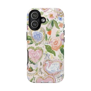 Puede incluir: Una funda de teléfono con un diseño floral que presenta rosas rosas, corazones azules y rosas y un cisne blanco. La funda tiene un fondo rosa claro y un borde negro.