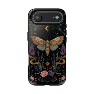 Peut inclure: Coque de téléphone noire avec une illustration détaillée d'un papillon de nuit aux ailes turquoise et dorées, un croissant de lune et des motifs floraux et de serpent. Le design comprend de la lavande, des fleurs roses et violettes et des accents dorés.