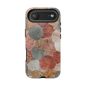 Op de afbeelding: Telefoonhoesje met een kleurrijk, abstract patroon. Het ontwerp toont overlappende vormen in tinten rood, bruin, grijs en beige. De hoes heeft een zwarte camerabehuizing en zijknoppen.