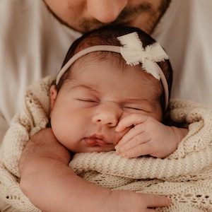 Neugeborenen Baby Mädchen Stirnband Set | Blush & Cream Bögen - weiches Nylon, Einheitsgröße | Baby-Dusche-Geschenk | Handgemachte Neugeborenen Bögen | Erster Bogen