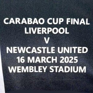 Może przedstawiać: Czarny materiał z białym tekstem ogłaszającym finał Carabao Cup pomiędzy Liverpoolem a Newcastle United 16 marca 2025 na stadionie Wembley. Tekst jest wyśrodkowany.