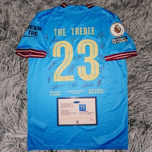 Camiseta firmada del triplete del Manchester City 2022/23: Autógrafos de la plantilla completa - Certificado de autenticidad - 2022