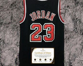 Camiseta de Michael Jordan firmada, número 23, de los Bulls, color negro alternativo, con certificado de autenticidad.