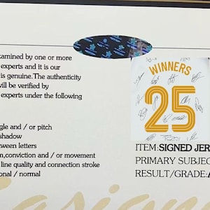 Może przedstawiać: Oprawiony dokument z tekstem i małym obrazem koszulki z numerem 25 i napisem "WINNERS". Tekst zawiera szczeg&oacute;ły dotyczące autentyczności przedmiotu, zbadane przez ekspert&oacute;w STARSAUTHENTIC.