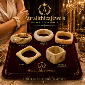 Op de afbeelding: Een display van vijf marmerachtige armbanden in verschillende vormen. De armbanden zijn in crème- en bruintinten, met een gepolijste afwerking. Het merk "Auralithica Jewels" wordt getoond, samen met de tekst "Italian Luxury Jewels" en de slogan "Timeless. Bold. Unmistakable."