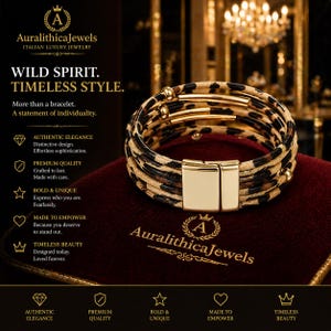 Può includere: Un braccialetto a più fili con un motivo leopardato. Il braccialetto presenta dettagli in metallo color oro e una chiusura rettangolare. Il testo "WILD SPIRIT. TIMELESS STYLE." è visibile.