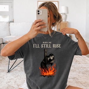 Häxa tänder cigarett medan hon brinner på bålet T-shirt, Häxa i brand T-shirt, Rebel Girl Tee, Feministisk Häxa T-shirt Gåva, Kvinnors rättigheter T-shirt